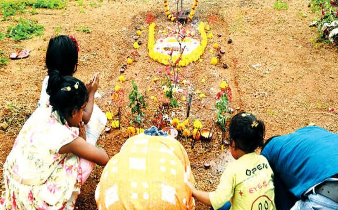 ആലുവയിൽ കൊല്ലപ്പെട്ട അഞ്ചുവയസ്സുകാരിയെ അടക്കംചെയ്ത കീഴ്മാട് ശ്മശാനത്തിൽ ബിഹാറി കുടുംബം പ്രാർഥന നടത്തുന്നു