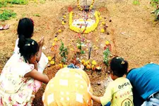നീറുന്ന ഓര്‍മയില്‍ അഞ്ചുവയസ്സുകാരി, പുഷ്പാർച്ചന; എത്രയുംവേഗം വധശിക്ഷ നടപ്പാക്കണമെന്ന് കുടുംബം
