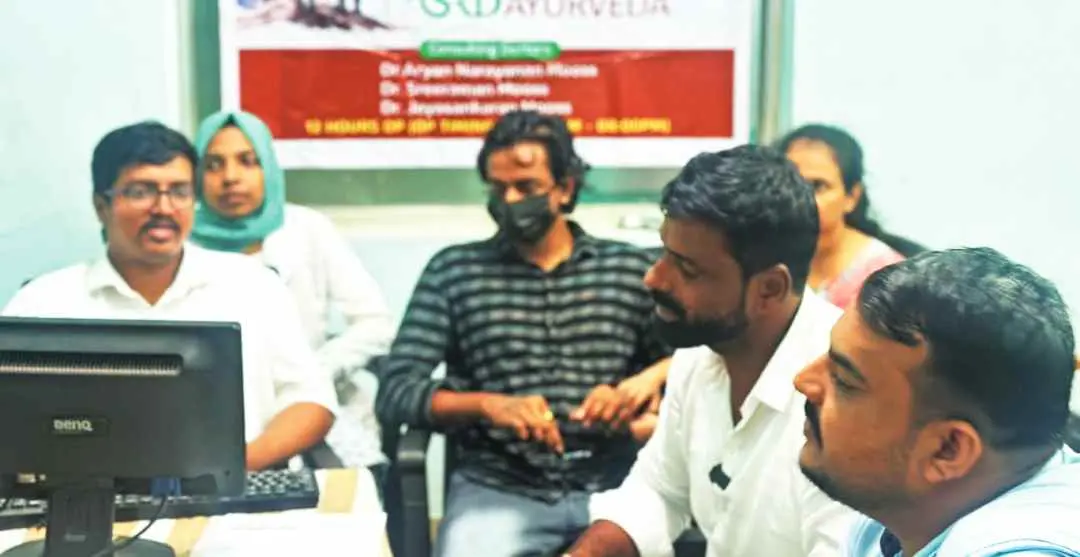 ഈശ്വർ മാൽപെ പുലാമന്തോൾ മൂസ് ആയുർവേദ ആശുപത്രിയിൽ ഡോ. ശ്രീരാമൻ മൂസ്സുമായി സംസാരിക്കുന്നു