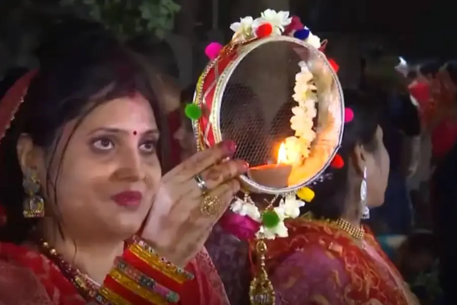 ഭര്‍ത്താവിന്റെ ആയുരാരോഗ്യത്തിനായി കര്‍വാചൗത് ആചരിച്ച് സ്ത്രീകള്‍ | വീഡിയോ