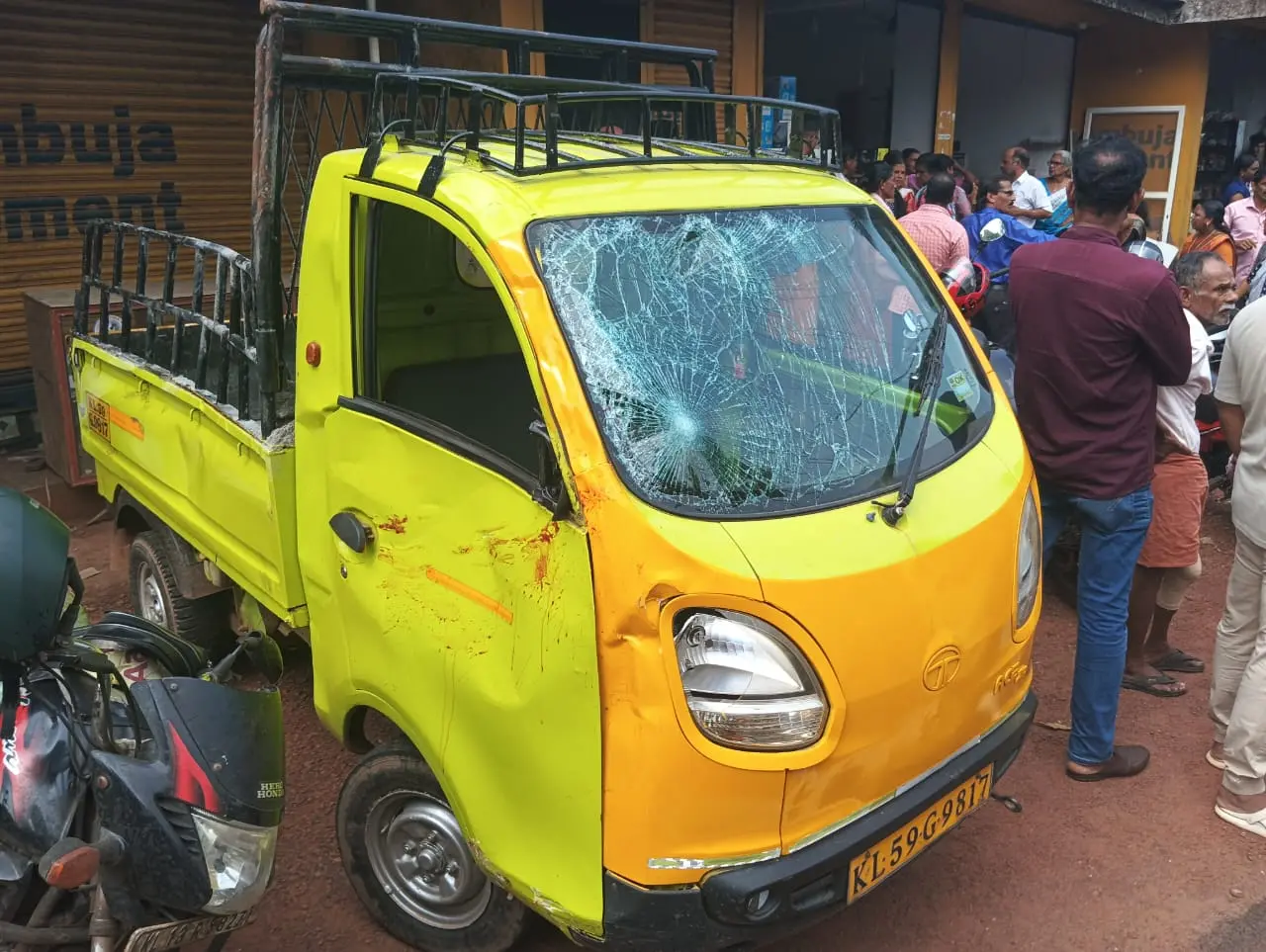അപകടത്തില്പ്പെട്ട ഗുഡ്സ് ഓട്ടോ