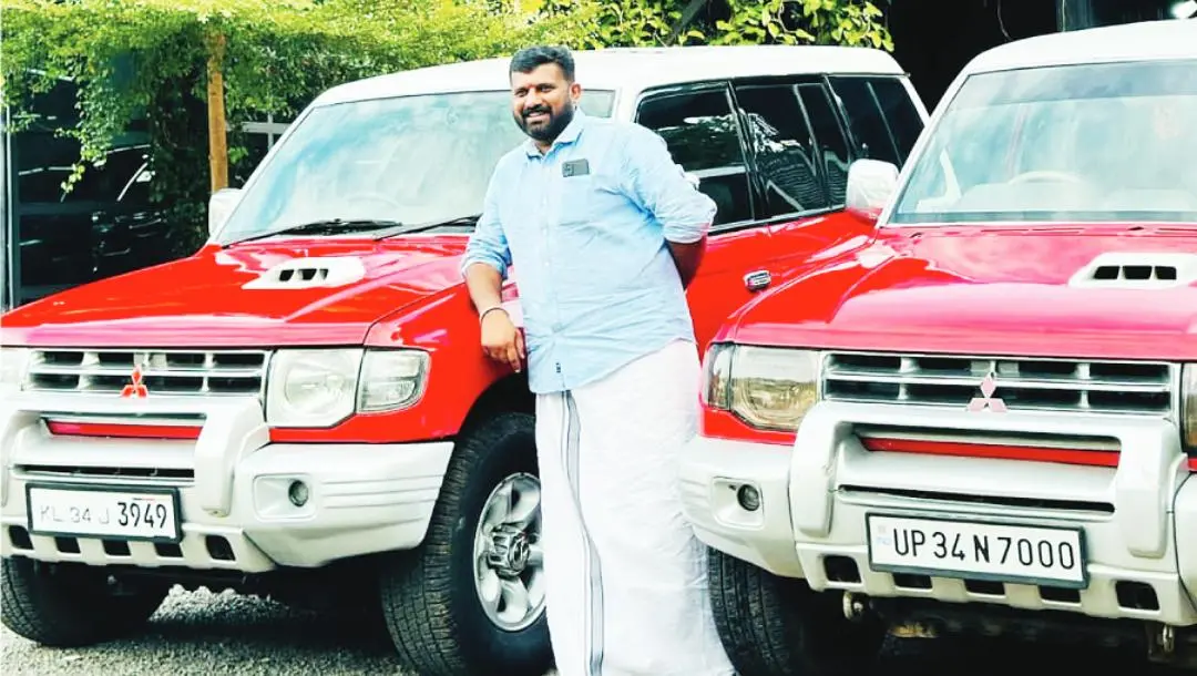 ജി.ഹരിലാല് വീട്ടുമുറ്റത്തെ പജീറോകള്ക്കൊപ്പം.