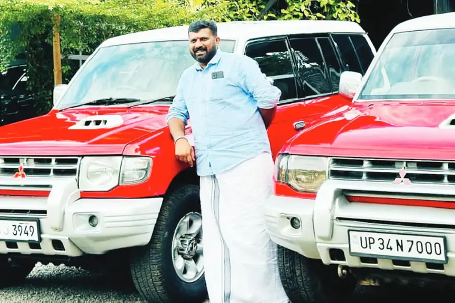 ഒന്നും രണ്ടുമല്ല, ഈ മുറ്റത്ത് നിറഞ്ഞ് കിടക്കുകയാണ് മിറ്റ്സുബിഷിയുടെ പജേറോ എന്ന ഹീറോകള്