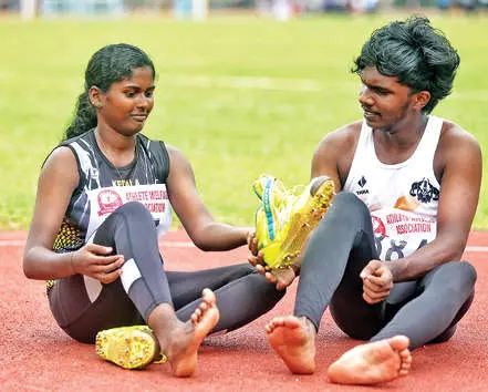 • പി. രഹാന് തന്റെ സ്പൈക്ക് അഴിച്ചുനൽകുന്ന പി. വർഷ