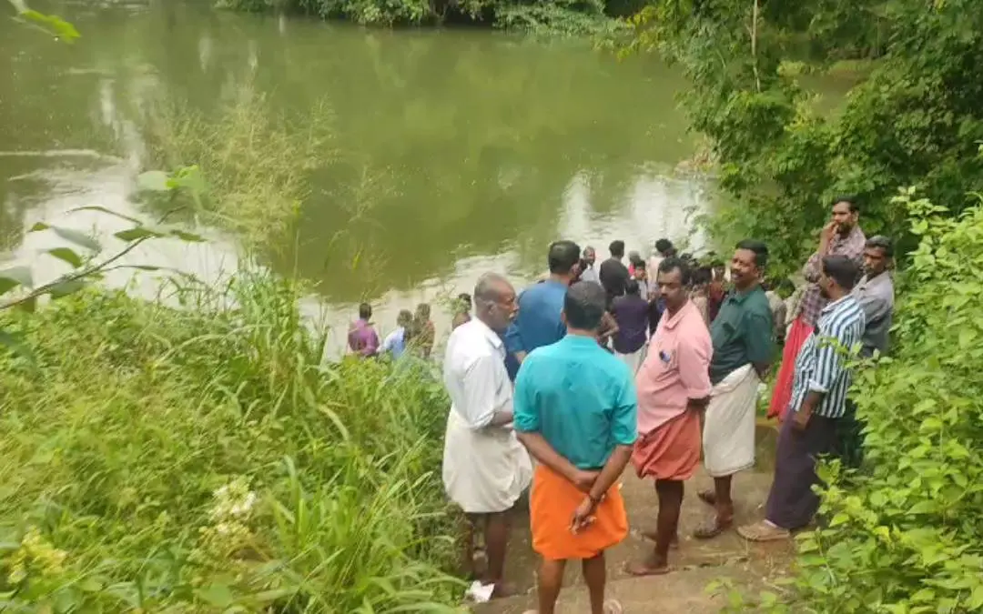 85-കാരന് വേണ്ടി കരമന ആറ്റില് നടത്തുന്ന തിരച്ചില് | Photo: Screen grab/ Arranged Video