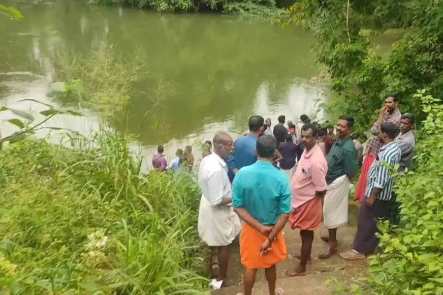 കാറില് ക്ഷേത്രത്തിലേക്കുള്ള പൂവ്, മിക്സ് ചെയ്തുവെച്ച ഡൈ; 85-കാരനെ കരമന ആറ്റില് കാണാതായി