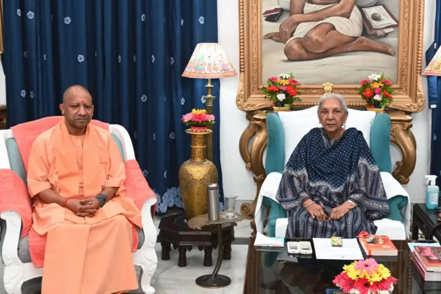 അഭ്യൂഹങ്ങള്ക്കിടെ യുപിയില് നീക്കങ്ങള് ചടുലം; മന്ത്രിസഭാ യോഗം വിളിച്ച് യോഗി, ഗവര്ണറെ കണ്ടു