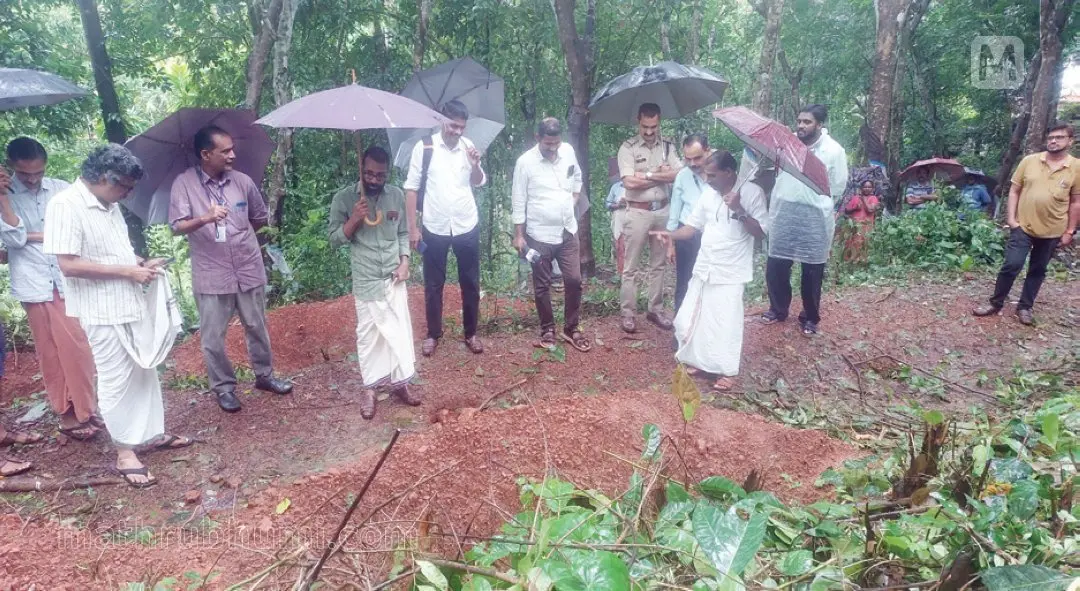 പരിപ്പായില് നിധിശേഖരം കണ്ടെത്തിയ സ്ഥലം പുരാവസ്തു ഉദ്യോഗസ്ഥര് പരിശോധിക്കുന്നു.