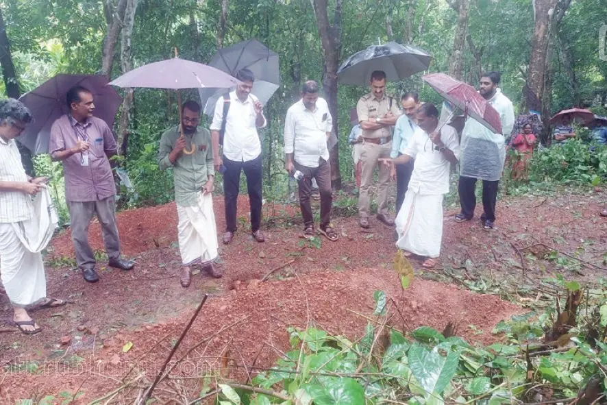കണ്ണൂരില്‍ 'നിധി' കണ്ടെത്തിയ സ്ഥലം പുരാവസ്തു വകുപ്പ് ഉദ്യോഗസ്ഥര്‍ പരിശോധിച്ചു