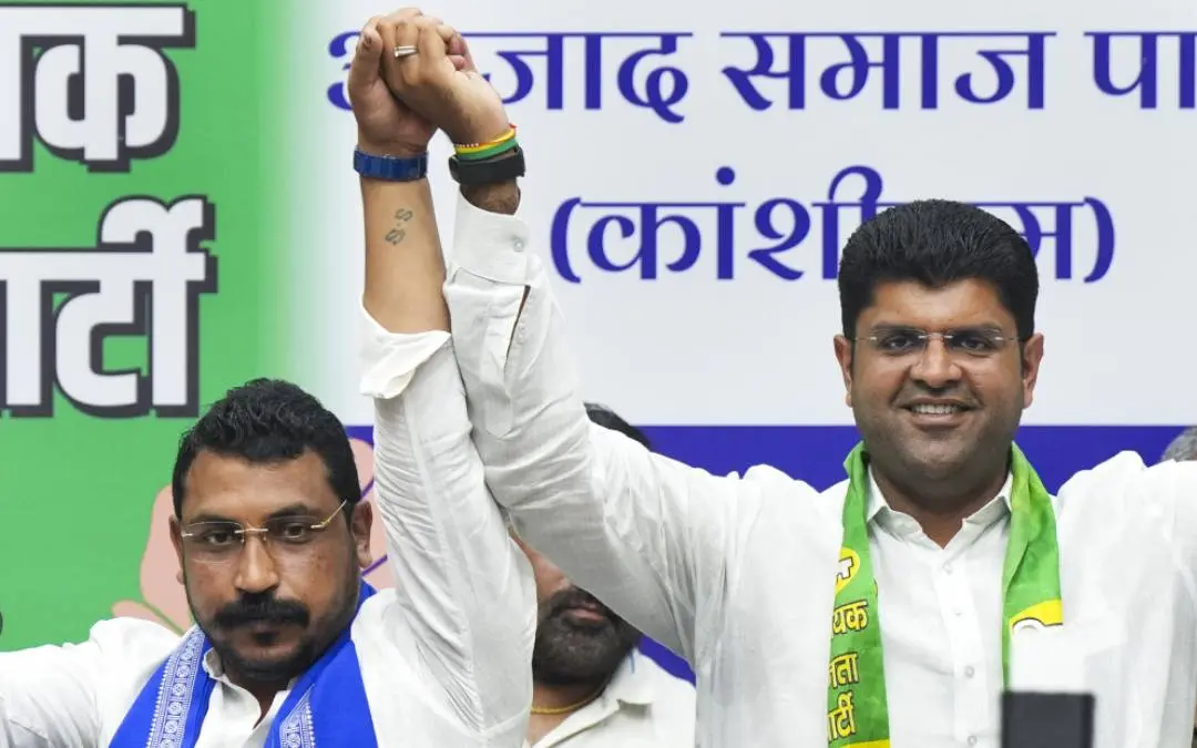 ചന്ദ്രശേഖര്‍ ആസാദും ദുഷ്യന്ത് ചൗട്ടാലയും | Photo: PTI