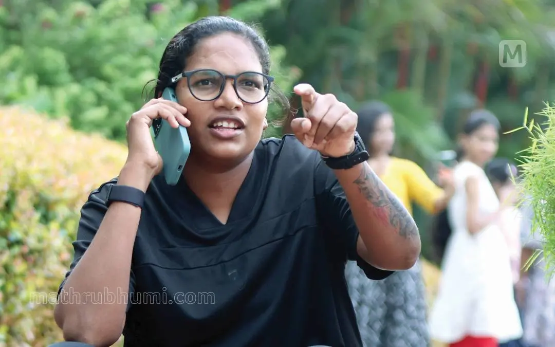 ലോകകപ്പ് ടീമിലെത്തിയ ആശാ ശോഭന ചൊവ്വാഴ്ച വൈകീട്ട് തിരുവനന്തപുരത്തെത്തിയപ്പോള് | ഫോട്ടോ -എസ്. ശ്രീകേഷ്