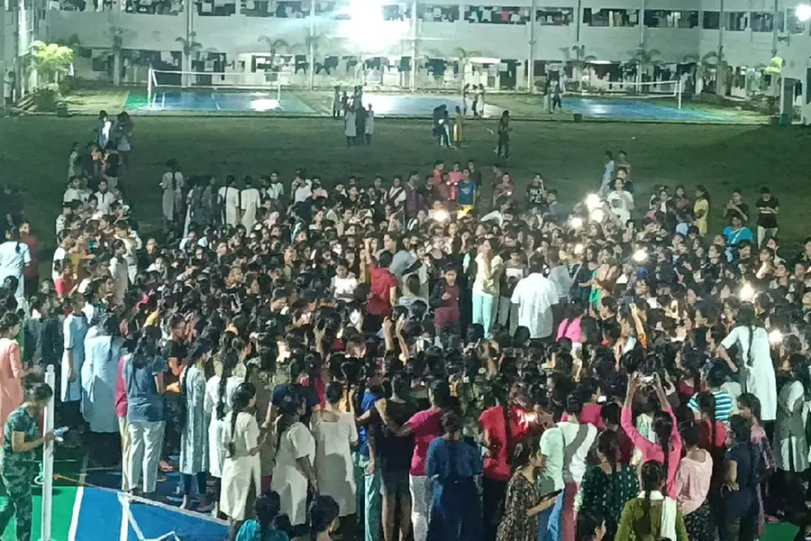 ശുചിമുറിയില്‍ ഒളിക്യാമറ, ദൃശ്യങ്ങള്‍ വിദ്യാര്‍ഥികള്‍ക്ക് വിറ്റെന്ന് പരാതി; കോളേജില്‍ വന്‍പ്രതിഷേധം