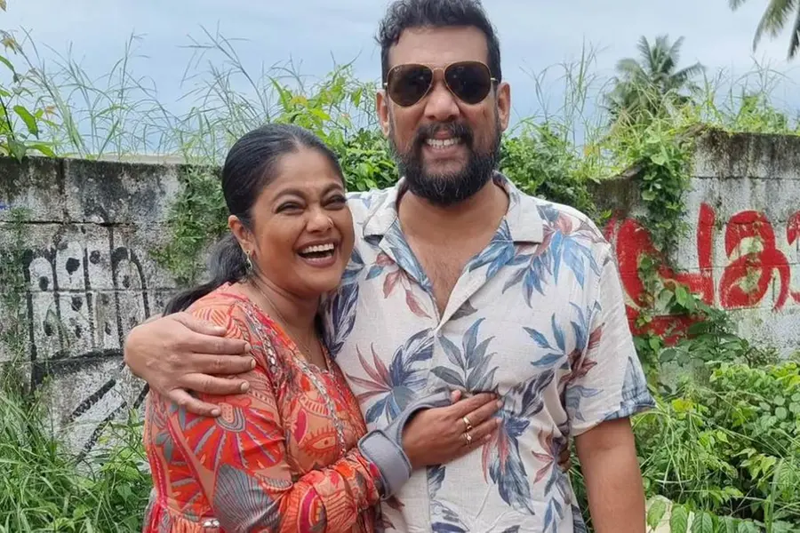 'കതകിൽ മുട്ടിയ ആളെ കിട്ടി, ഇന്ന് അവൻ കാർ ഡോറിലാണ് മുട്ടിയത്'; സാബുമോൻ സഹോദരനെന്ന് മഞ്ജു പിള്ള