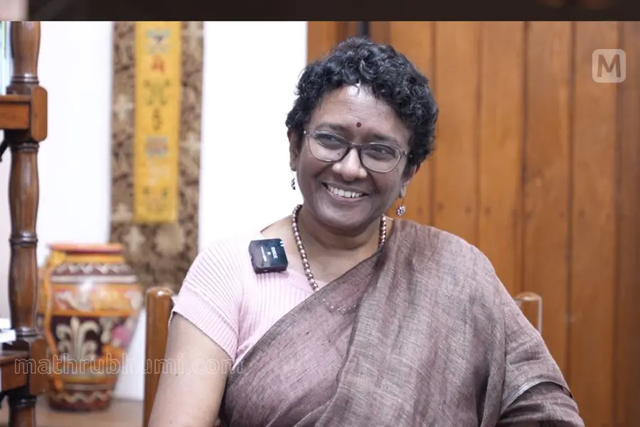 നിറത്തിന്റെ പേരിലെ വിവേചനം; ശാരദാമുരളീധരന്റെ കുറിപ്പും മാറാന് മടിക്കുന്ന മലയാളിയും