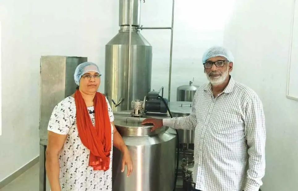 ബാബുവും ആൻസിയും തേൻ സംസ്കരണപ്ലാന്റിനുസമീപം