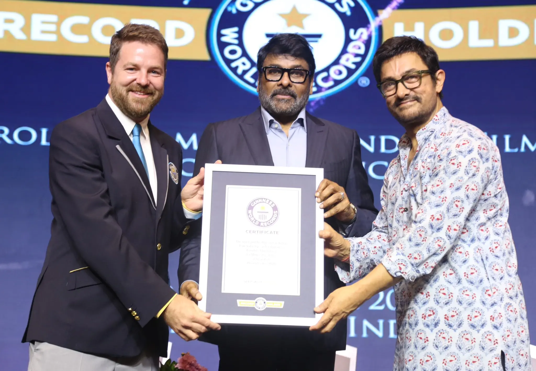 ചിരഞ്ജീവിയെ ​ഗിന്നസ് അധികൃതർ ആദരിക്കുന്നു, നടൻ ആമിർ ഖാൻ സമീപം | ഫോട്ടോ: https://x.com/upasanakonidela