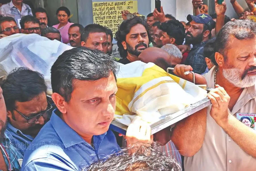 വിടചൊല്ലാൻ മലയാളത്തിൻ്റെ പലതലമുറയെത്തി; കവിയൂർ പൊന്നമ്മയ്ക്ക് ആദരമർപ്പിച്ച് വൻ ജനാവലി