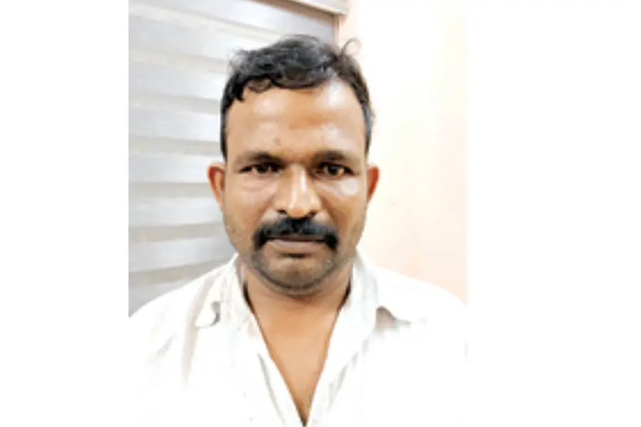 ചെളി തെറിപ്പിച്ചതിന് ബസിന്റെ ചില്ല് കല്ലെറിഞ്ഞ് തകര്ത്തു, ഡ്രൈവറുടെ തലയിലൂടെ പെട്രോൾ ഒഴിച്ചു