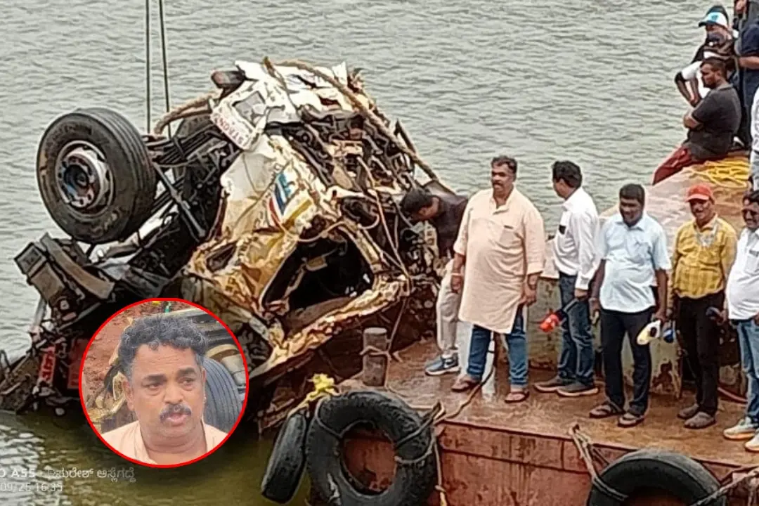 ഗംഗാവലി പുഴയിൽ നിന്ന് പുറത്തെടുത്ത അർജുന്റെ ലോറിക്ക് സമീപം സതീഷ് കൃഷ്ണ സെയിൽ എം.എൽ.എ. (ഇൻസൈറ്റിൽ സതീഷ് കൃഷ്ണ സെയിൽ) | Photo: facebook.com/SatishKrishnaSail