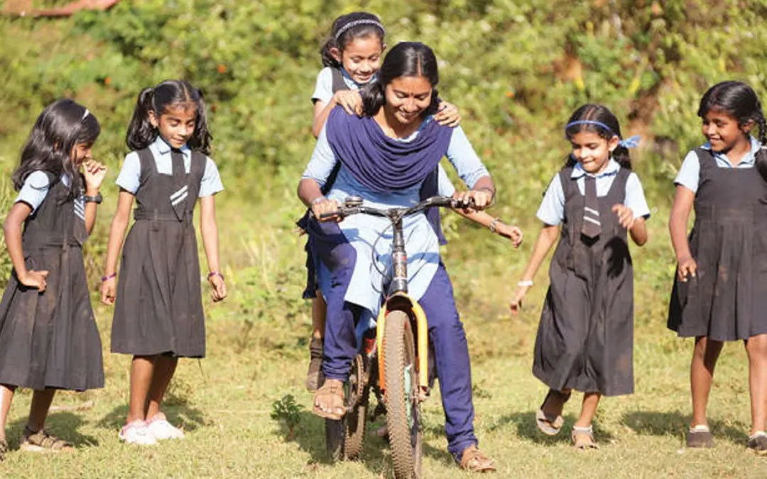മുണ്ടക്കൈ ഗവ. എല്.പി. സ്കൂളിലെ കുട്ടികളും അധ്യാപിക ശാലിനിയും സ്കൂള് ഗ്രൗണ്ടില് കളിക്കുന്നു