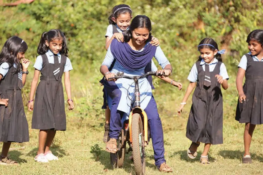 ടീച്ചർമാർ തിരികെയെത്തി കുഞ്ഞുങ്ങളുടെ വിളികേട്ട്; പക്ഷേ, ഇന്ന് ക്ലാസ്മുറിയിൽ അവരിൽ പലരുമില്ല