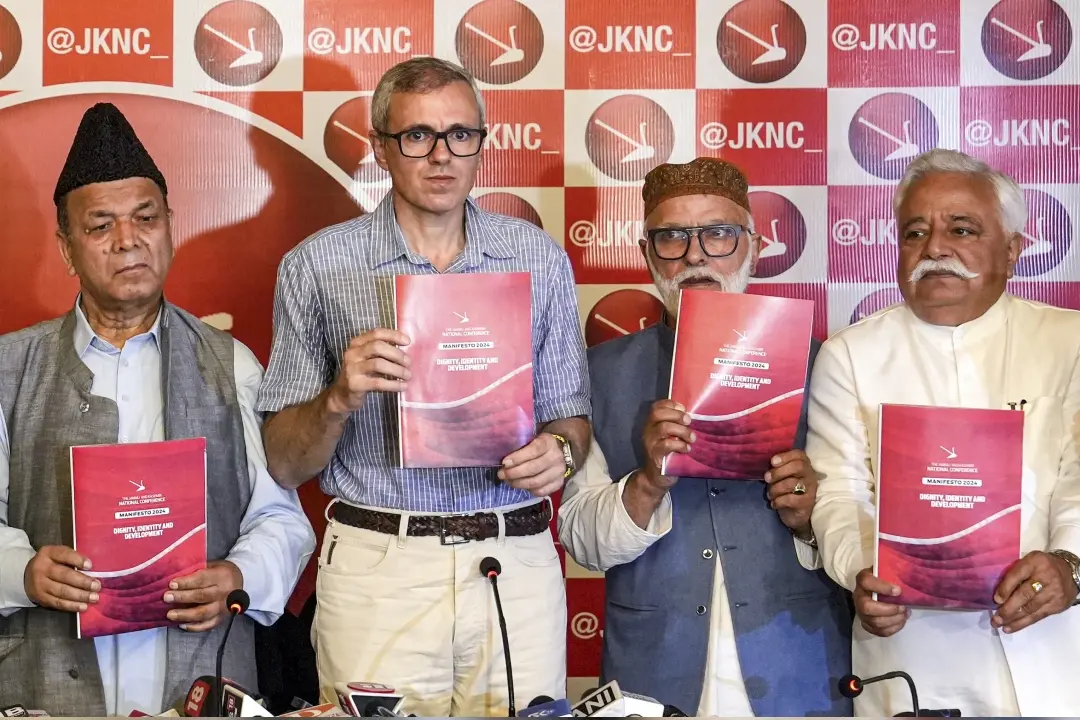 ജമ്മു കശ്മീർ നിയമസഭാ തിരഞ്ഞെടുപ്പിനായുള്ള പ്രകടന പത്രിക ഒമർ അബ്ദുള്ള ഉൾപ്പെടെയുള്ള നാഷണൽ കോൺഫറൻസ് നേതാക്കൾ പുറത്തിറക്കുന്നു | Photo: PTI