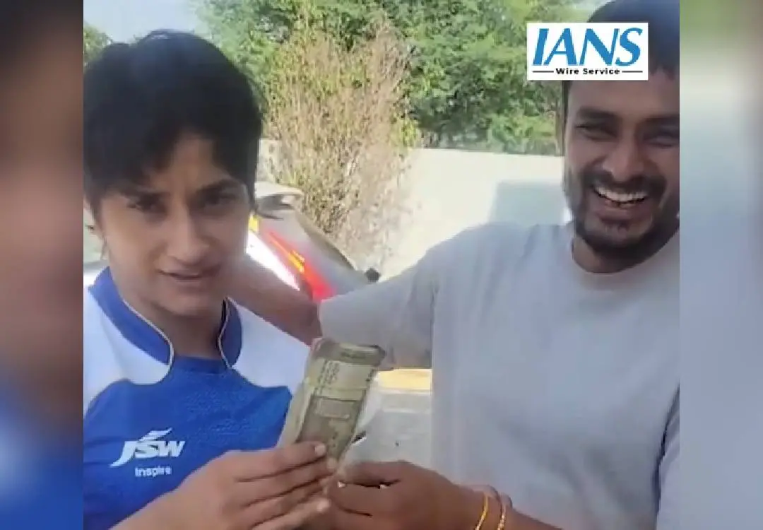 വിനേഷ് സഹോദൻ ഹർവിന്ദർ ഫൊഗാട്ടിനൊപ്പം| ഫോട്ടോ: X/ @ians_india