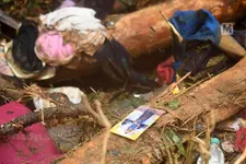 മണ്ണിൽ പുതഞ്ഞ നീല പട്ടുപാവാട, സമീപം അത് ധരിച്ച പെൺകുട്ടിയുടെ ഫോട്ടോ