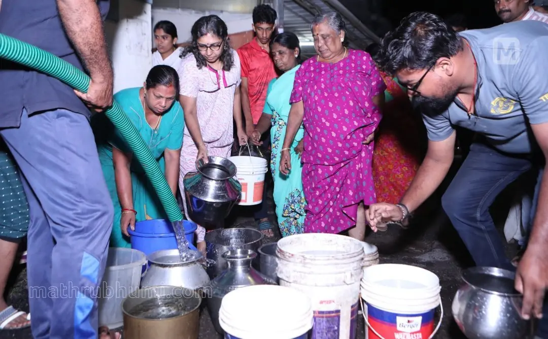 തിരുവനന്തപുരം നഗരസഭയുടെ നേതൃത്വത്തിൽ കിള്ളിപ്പാലം ടി എൻ പുരത്ത് രാത്രി വൈകിയും കുടിവെള്ളം വിതരണം ചെയ്യുന്നു | ഫോട്ടോ: എം.പി. ഉണ്ണികൃഷ്ണൻ / മാതൃഭൂമി