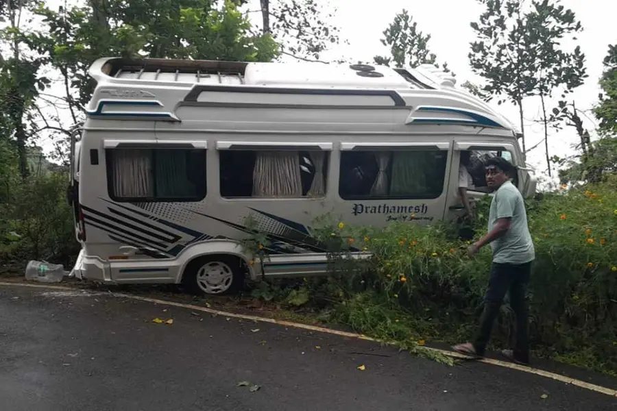 ഇല്ലിക്കല്ക്കല്ല് സന്ദർശിച്ച് മടങ്ങിയവർ സഞ്ചരിച്ച ട്രാവലർ അപകടത്തിൽപ്പെട്ടു; ഏഴ് പേർക്ക് പരിക്ക്
