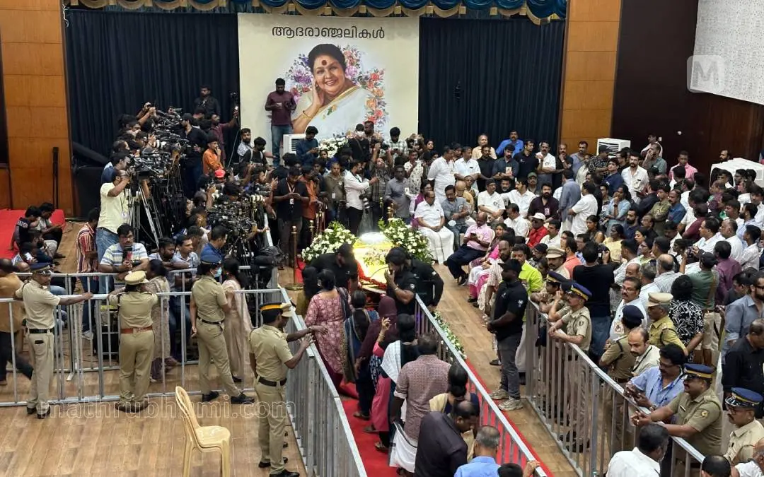 കവിയൂർ പൊന്നമ്മയുടെ ഭൗതികശരീരം പൊതുദർശനത്തിന് വെച്ചപ്പോൾ | Photo: Jaiwin T Xavier /Mathrubhumi