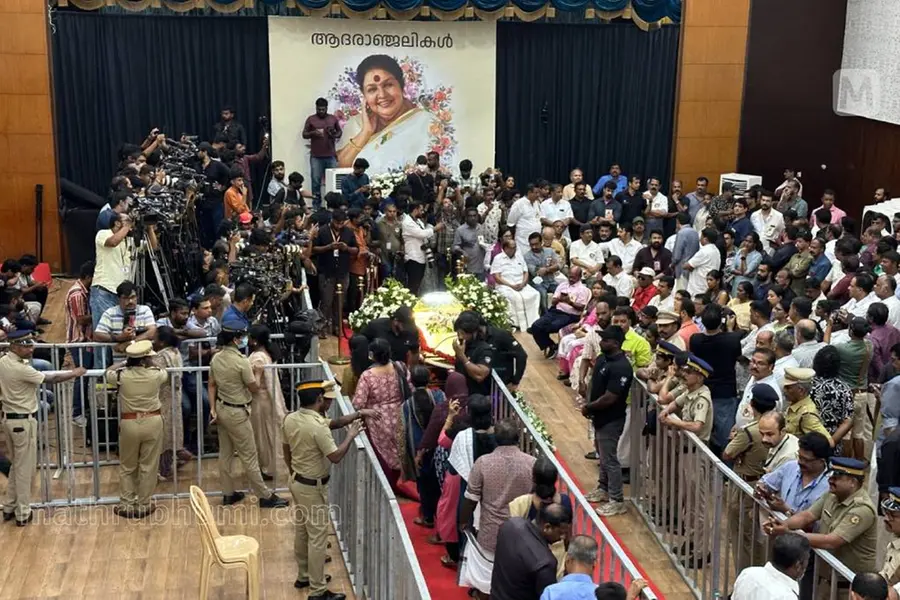 'പൊന്നമ്മ'യ്ക്ക് കേരളത്തിന്റെ വിട; കവിയൂർ പൊന്നമ്മയുടെ ഭൗതികശരീരം സംസ്കരിച്ചു