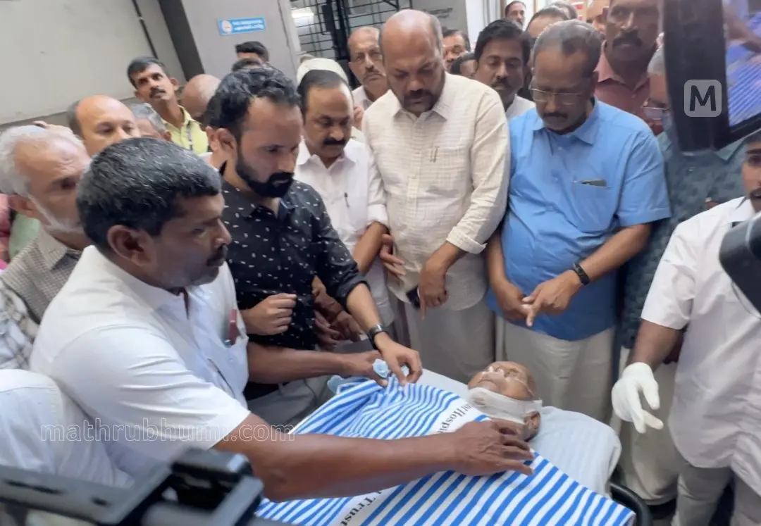 എം.എം.ലോറന്സിന് അന്ത്യാഞ്ജലി അര്പ്പിക്കാന് മന്ത്രി പി.രാജീവ്, പ്രതിപക്ഷനേതാവ് വി.ഡി.സതീശന് തുടങ്ങിയവര് ആശുപത്രിയില് എത്തിയപ്പോള്| Photo: Mathrubhumi