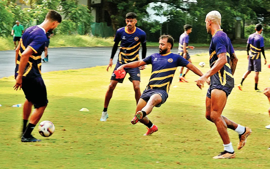 ശനിയാഴ്ച തുടങ്ങുന്ന സൂപ്പർ ലീഗ് കേരളയിൽ മത്സരിക്കുന്ന ഫോഴ്സാ കൊച്ചി എഫ്.സി. കളിക്കാർ മഹാരാജാസ് കോളേജ് ഗ്രൗണ്ടിൽ പരിശീലനം നടത്തുന്നു | ഫോട്ടോ: എം.വി. സിനോജ്