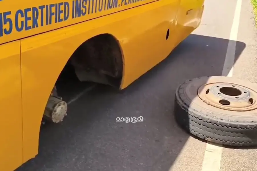 ഓട്ടത്തിനിടെ സ്‌കൂള്‍ ബസ്സിന്റെ പിന്‍ ചക്രം ഊരിത്തെറിച്ച് അപകടം | VIDEO ...