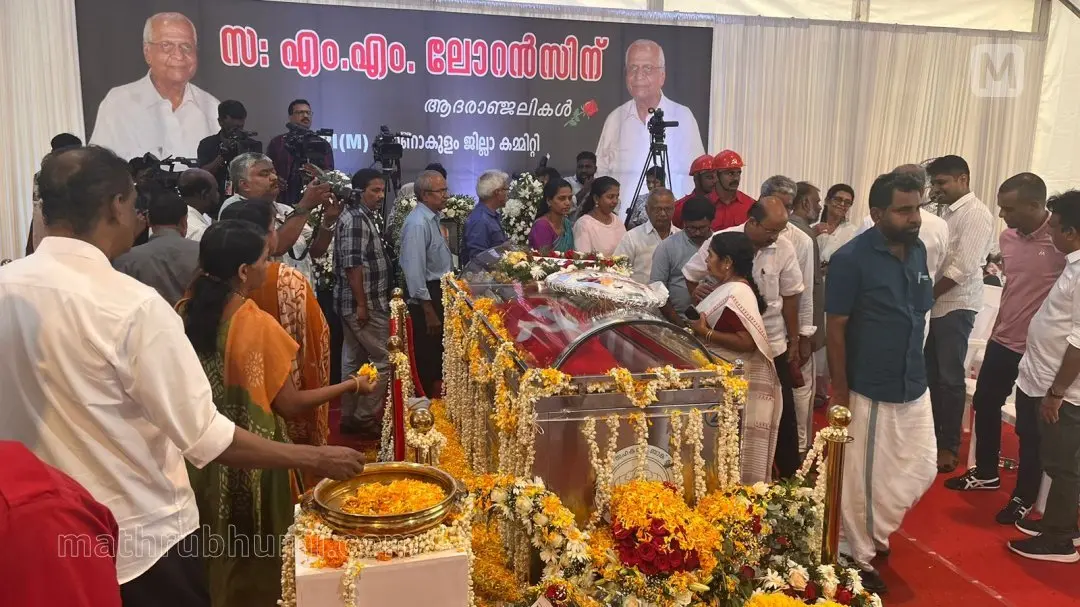 എം.എം. ലോറന്സിന്റെ മൃതദേഹം പൊതുദര്ശനത്തിന് വെച്ചപ്പോള് | ഫോട്ടോ: ജയ്വിന് ടി. സേവ്യര് \ മാതൃഭൂമി ഡോട്ട് കോം