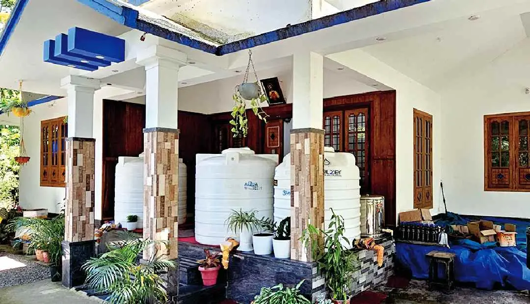 കോഴിക്കോട് ചെമ്പുകടവ് കളപ്പുരയ്ക്കൽ ബേബി ഉത്പാദിപ്പിച്ച തേൻ വീട്ടിലെ സംഭരണിയിൽ സൂക്ഷിച്ചിരിക്കുന്നു