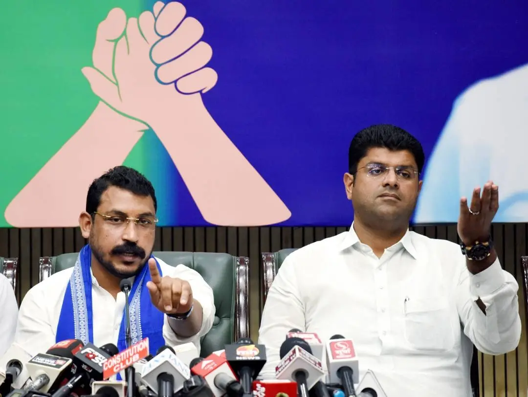 ചന്ദ്രശേഖർ ആസാദും ദുഷ്യന്ത് ചൗട്ടാലയും | Photo: ANI