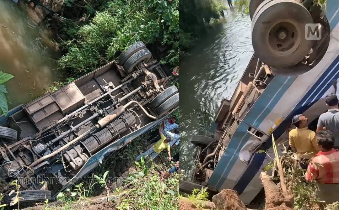 ബസ് ഉയര്ത്താനുള്ള ശ്രമം. | ഫോട്ടോ - മാതൃഭൂമി