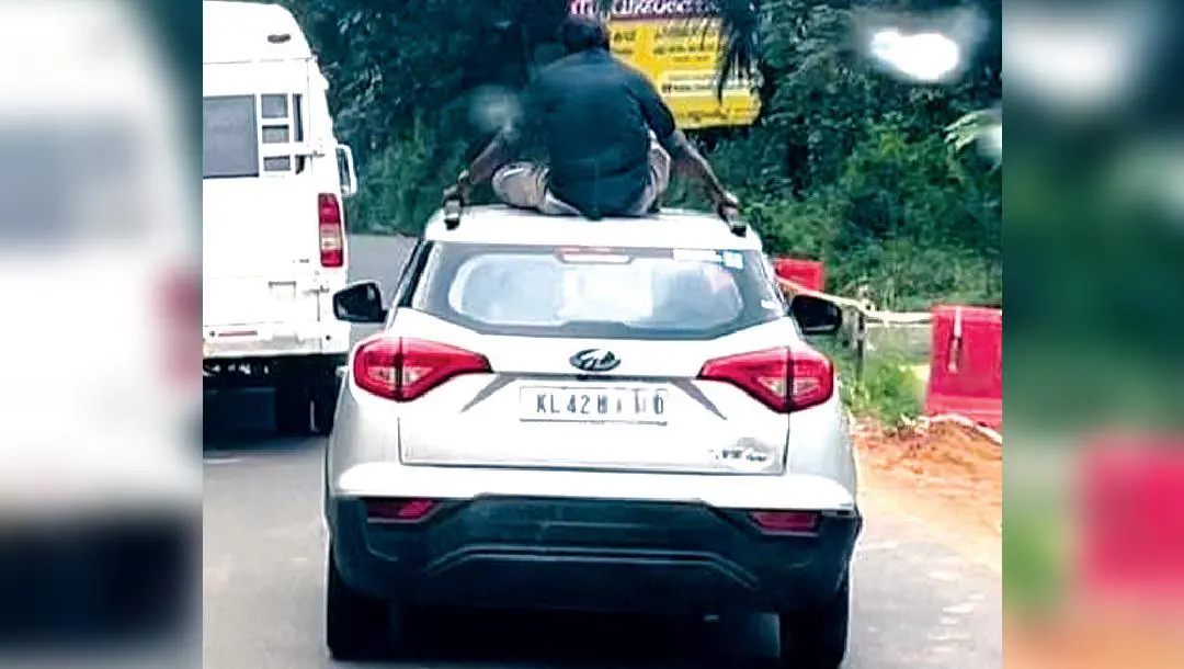 ഓടുന്ന കാറിന് മുകളിലിരുന്ന് യുവാവിന്റെസാഹസിക യാത്ര.