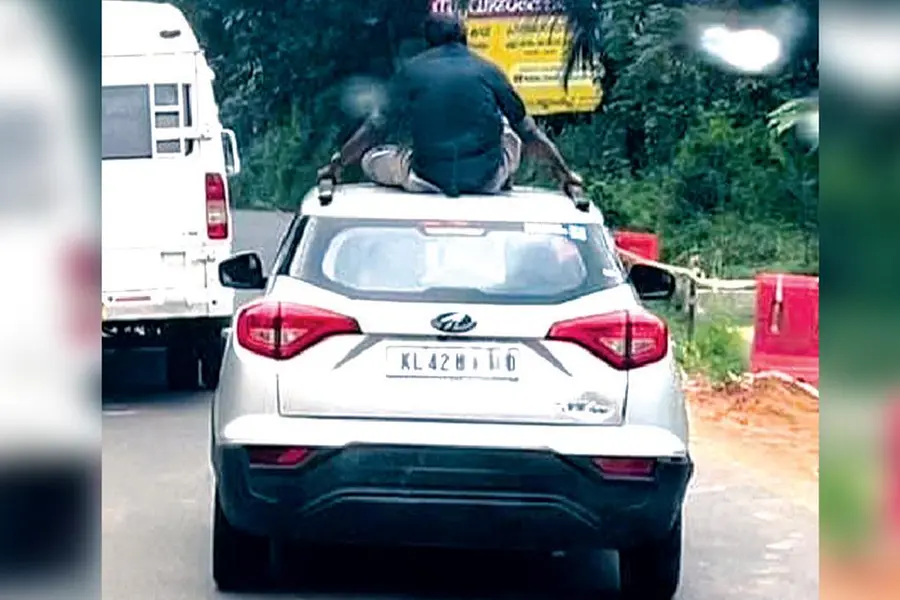 കാറിന് മുകളിലെ 'ഷോ'യാത്ര, കൂട്ടുകാരന്റെ ഡ്രൈവിങ് ലൈസന്സ് തെറിച്ചു, വണ്ടിയുടെ ആര്.സിയും പോയി