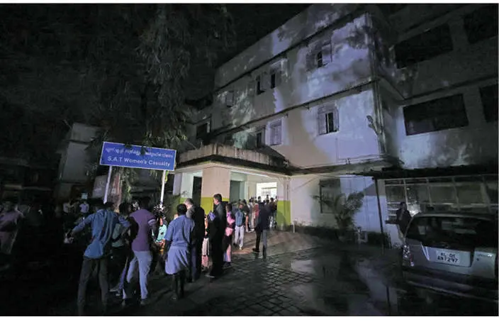 • വൈദ്യുതി നിലച്ചതിനെത്തുടർന്ന് ഇരുട്ടിലായ എസ്.എ.ടി. ആശുപത്രി (ഫയൽ ചിത്രം)