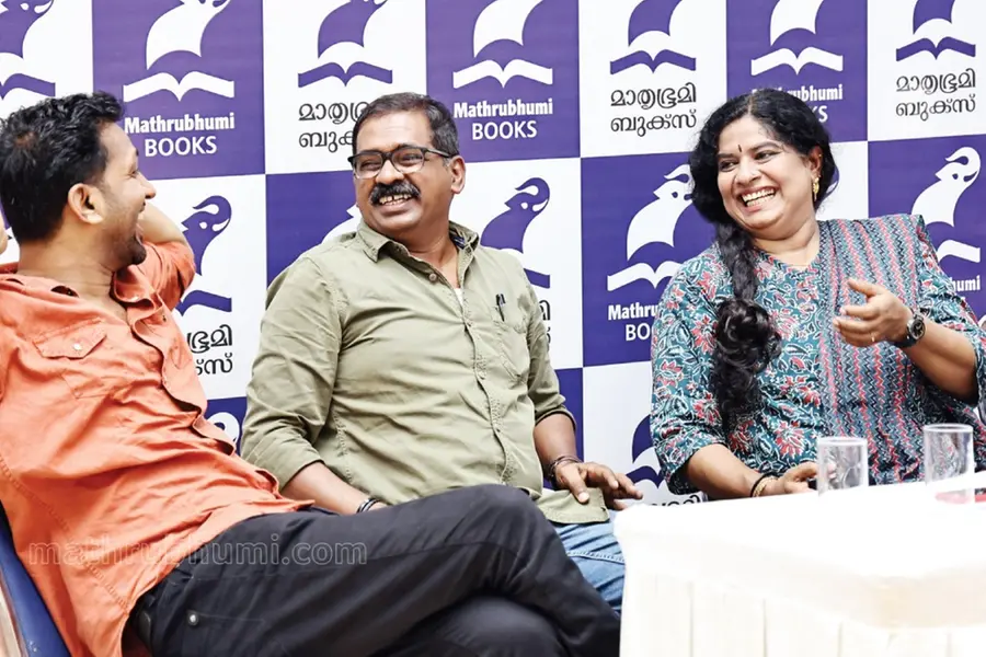 ഭരണകൂടം നിശ്ചയിക്കുന്ന ദേശമല്ല കഥാഭൂമിക; നോവലിലേക്കുള്ള പരിണാമവഴികള് വ്യക്തമാക്കി എഴുത്തുകാര്