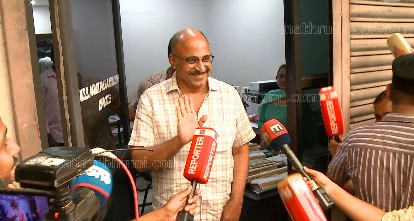 സിദ്ദിഖ് വക്കീല് ഓഫീസില്നിന്ന് പുറത്തേക്ക് വരുന്നു | ഫോട്ടോ: ജോയ് സി.ആര്. / മാതൃഭൂമി