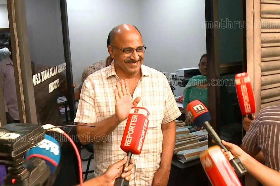 ഇടക്കാലജാമ്യം: ഒളിവില്നിന്ന് സിദ്ദിഖ് പൊതുമധ്യത്തില്; അഭിഭാഷകന്റെ ഓഫീസിലെത്തി