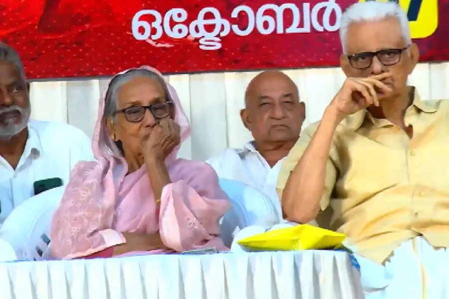 'അതിനൊക്കെ ആയോ അന്‍വര്‍';നിലമ്പൂര്‍ ആയിഷയെ വേദിയിലിരുത്തി മറുപടി നല്‍കി സിപിഎം