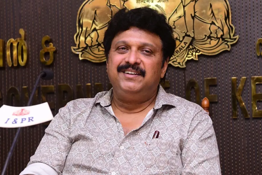 വഴിയില് പിടിച്ചുനിര്ത്തി കൂളിങ് ഫിലിം വലിച്ചുകീറരുത്; ഉദ്യോഗസ്ഥര്ക്ക് മന്ത്രിയുടെ നിര്ദേശം