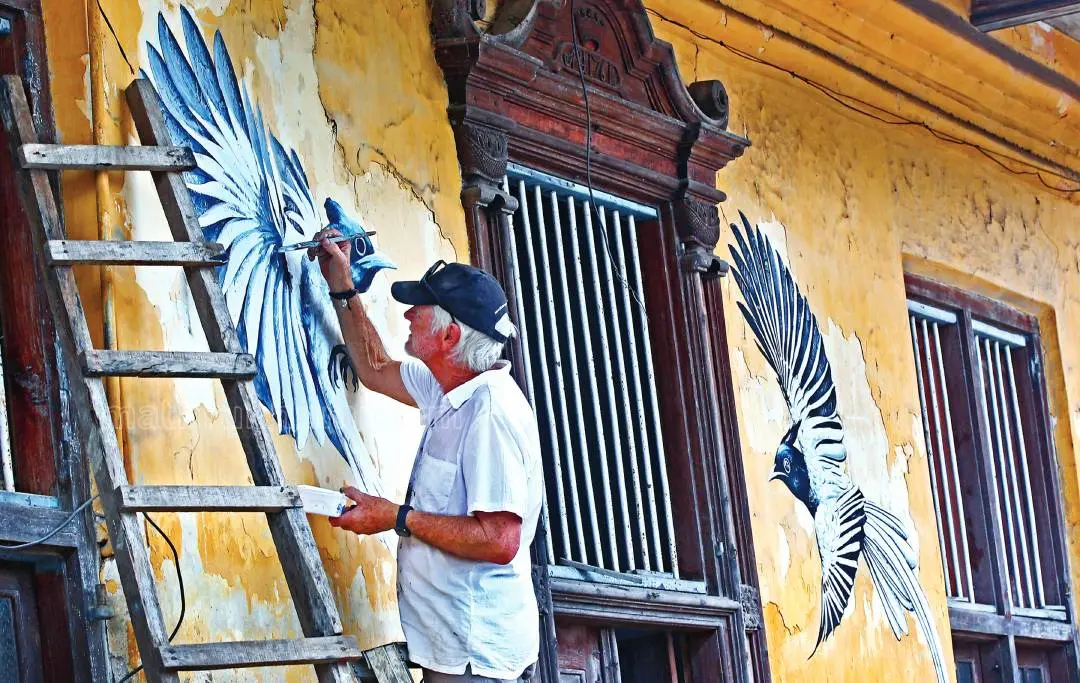 മട്ടാഞ്ചേരി ജൂതതെരുവിലെ പഴയ കെട്ടിടത്തിന്റെ ചുമരില് ചിത്രം വരയ്ക്കുന്ന ഓസ്ട്രേലിയന് ചിത്രകാരന് ജോണ് മറെ | ഫോട്ടോ: റിദിന് ദാമു