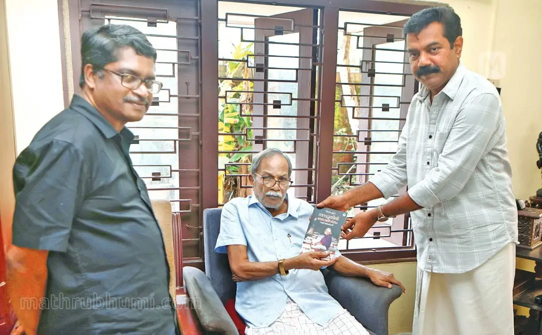 ആര്ട്ടിസ്റ്റ് നമ്പൂതിരിയുടെ 99-ാം ജന്മദിനത്തില് മാതൃഭൂമി ബുക്സ് പ്രസിദ്ധീകരിക്കുന്ന ജീവചരിത്രം 'നമ്പൂതിരി രേഖാജീവിതം' എം.ടി. വാസുദേവന് നായര് സുഭാഷ് ചന്ദ്രന് നല്കി പ്രകാശനം ചെയ്യുന്നു. ഗ്രന്ഥകര്ത്താവ് സജി ജെയിംസ് സമീപം.