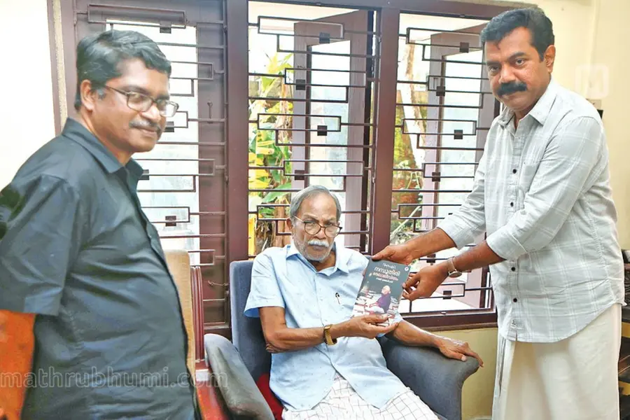 ആര്ട്ടിസ്റ്റ് നമ്പൂതിരിയുടെ ജീവചരിത്രമായ 'നമ്പൂതിരി രേഖാജീവിതം' പ്രകാശനം ചെയ്ത് എം.ടി.